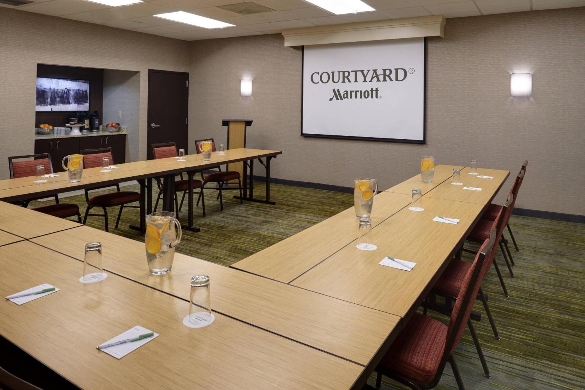 Courtyard By Marriott Indianapolis Airport Hotel Exterior photo